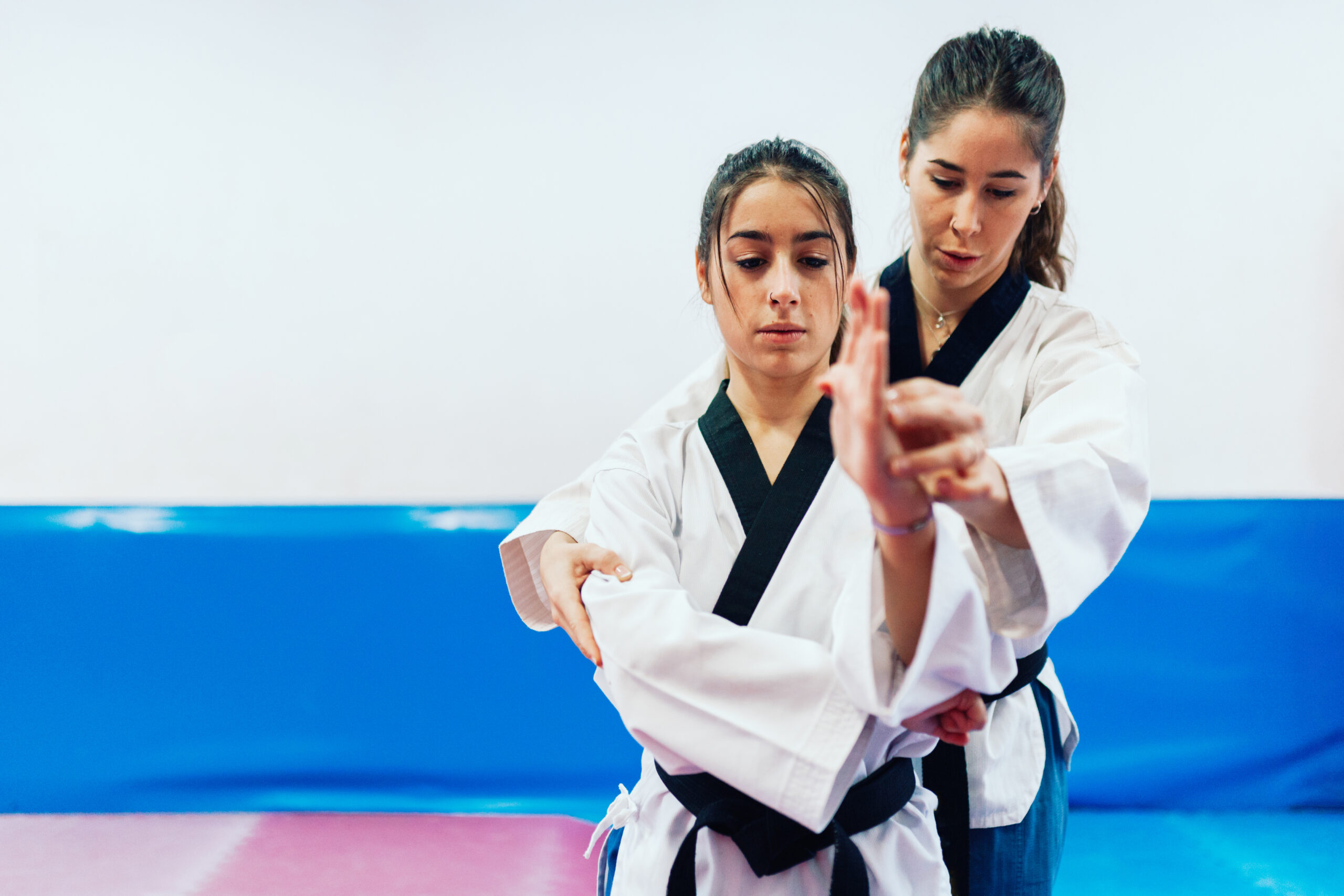 Due giovani ragazze che praticano taekwondo