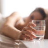 I benefici di bere un bicchiere d'acqua al mattino