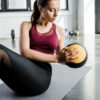 Allenarsi con la palla medica: 5 esercizi per variare l'allenamento
