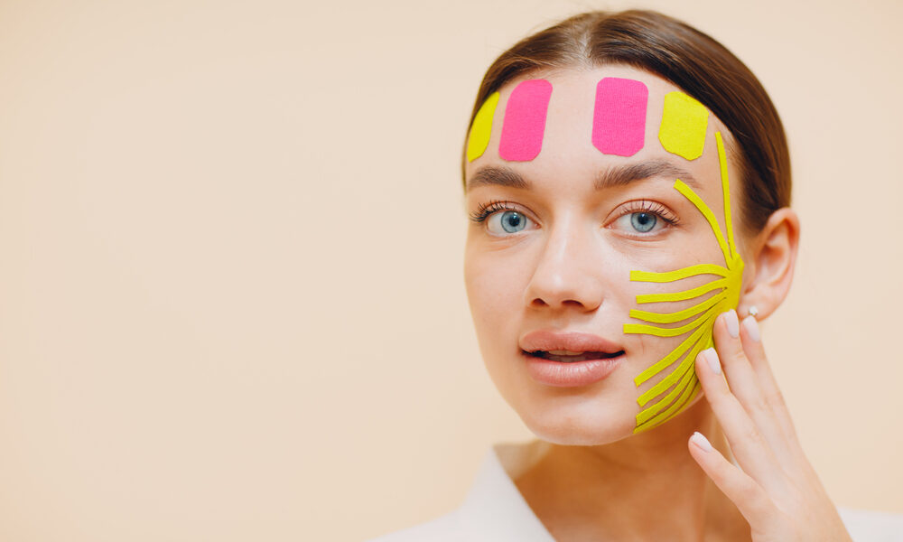 Face taping: il nuovo segreto di bellezza per una pelle luminosa