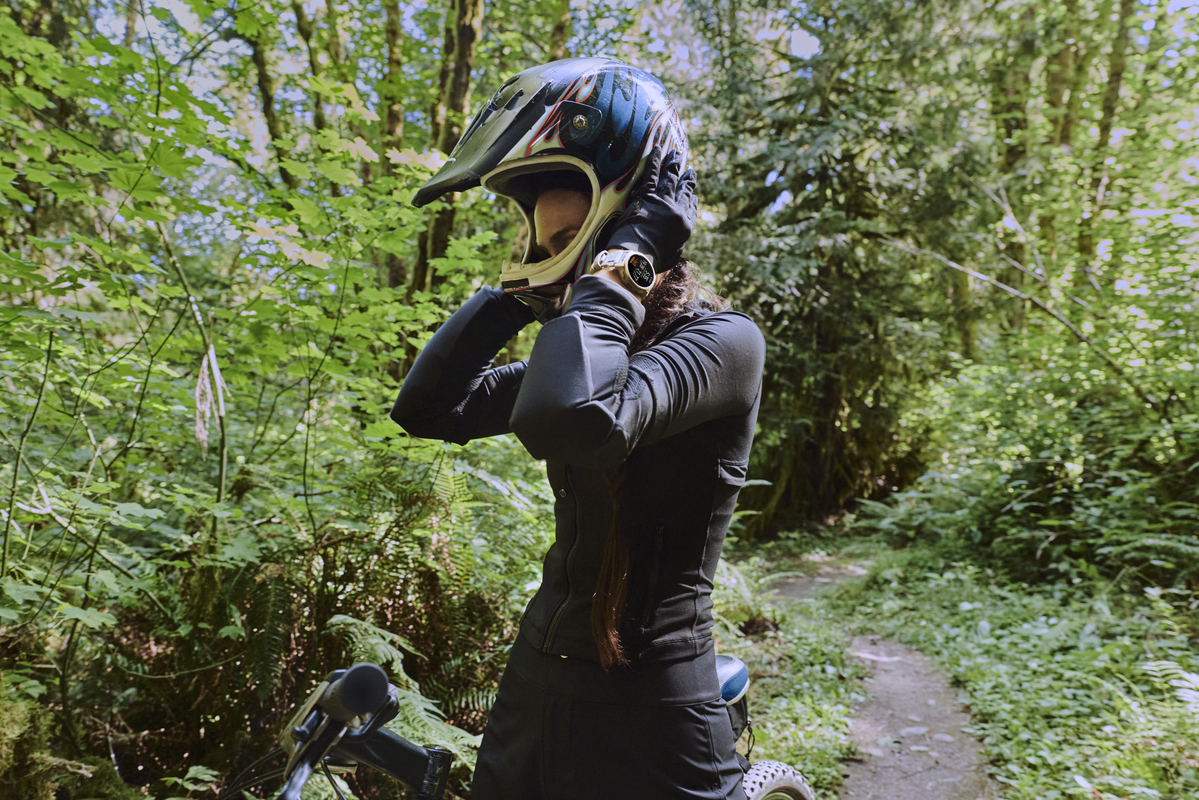 Biker con Amazfit T-Rex 3 Pro